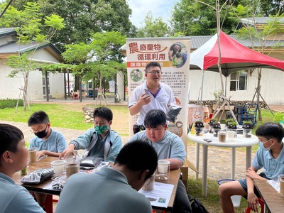 NCUT jointly organized a food and agriculture education package tour in Shinshe, Taichung City, attracting 300 New Taipei primary school students to experience it